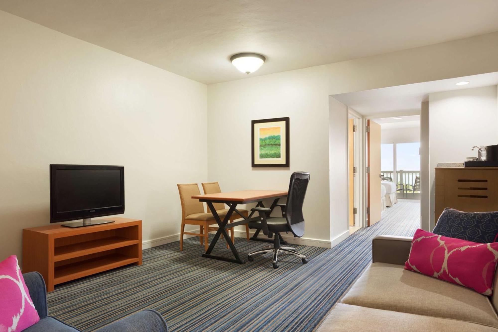 Embassy Suites By Hilton Dorado Del Mar Beach Resort Exterior photo