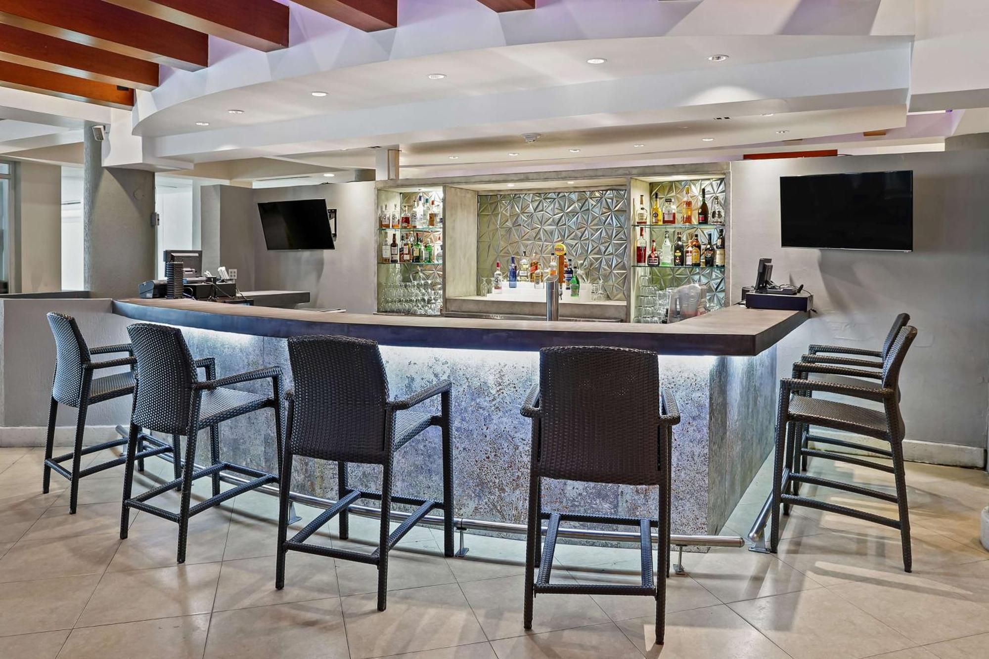 Embassy Suites By Hilton Dorado Del Mar Beach Resort Exterior photo